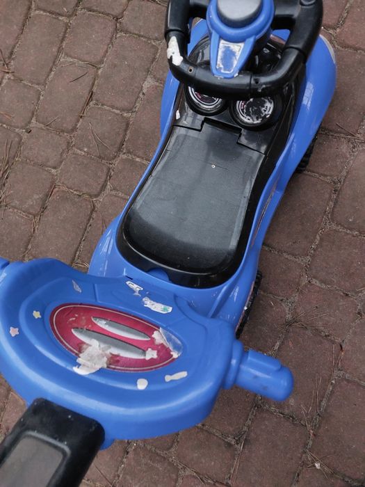 Samochodzik pchacz niebieski