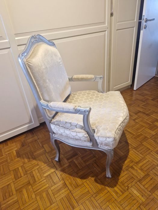 Cadeirão Estufado em Veludo Bege