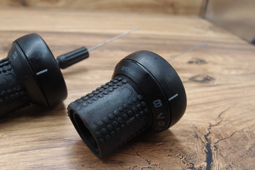 manetki rowerowe grip shifty SRT 600 3 x 8 rz