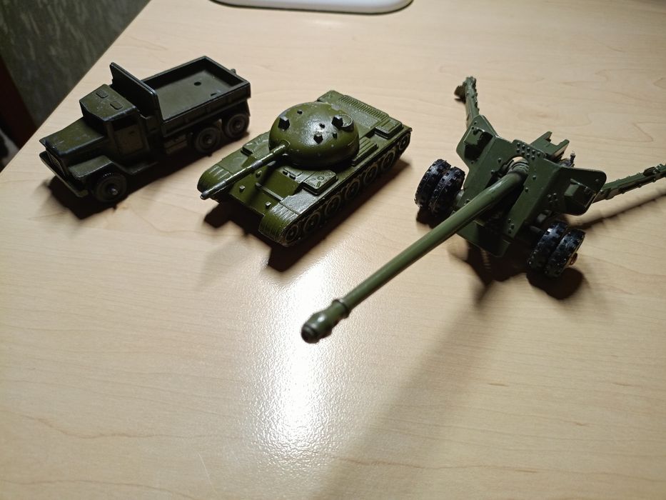 Военна техніка іграшки