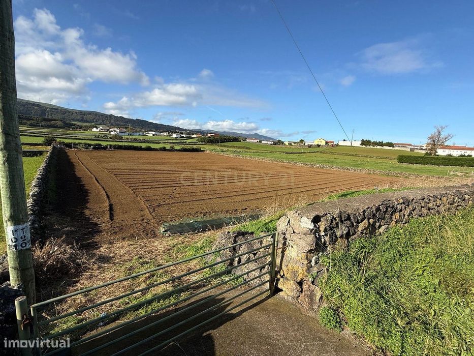 Oportunidade- Terreno ideal para construção de armazém- Praia da Vitór