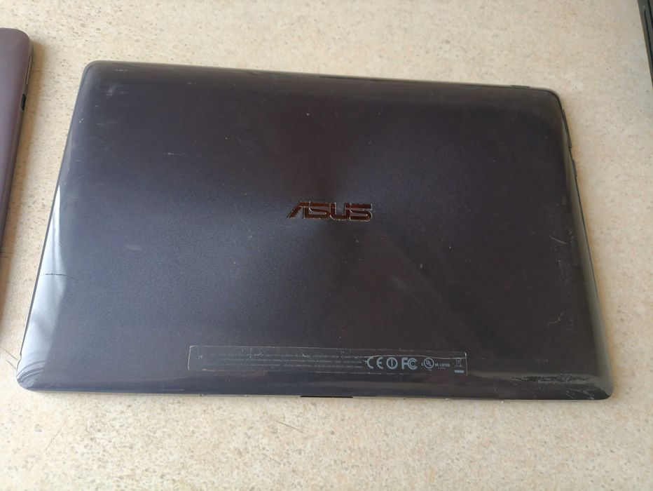 Планшети Asus 2шт. (неробочі)