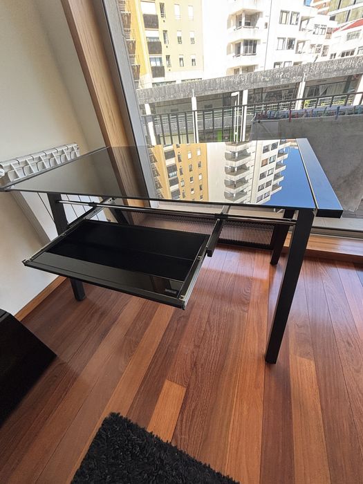 Secretária Staples em Vidro Temperado Preto (C/ Apoio de Teclado) – Impecável
