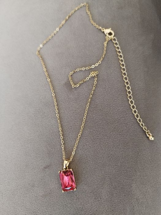 Naszyjnik w kolorze zlotym z różowym kamieniem w złotej ramce  AVON