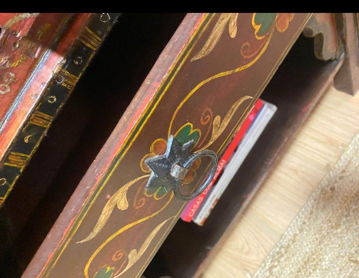 Móvel antigo pintado a mão