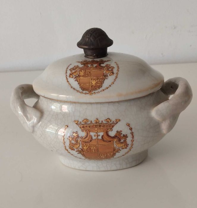 Pequena sopeira ceramica firmada Adele Carey.