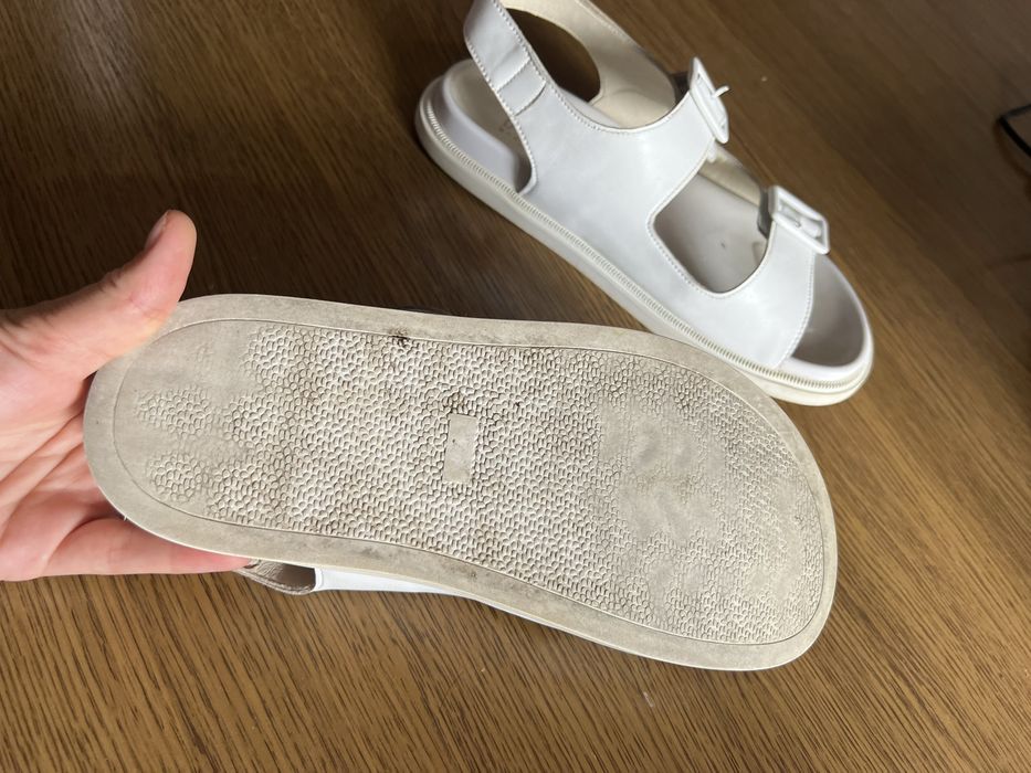 Білі шкіряні сандалі  38 р