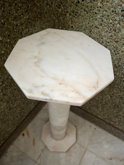Colunas em mármore branco