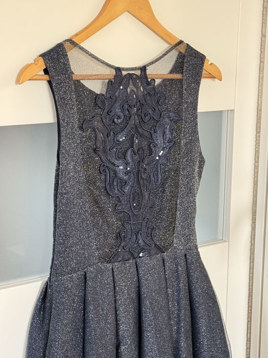 Sukienka granatowa z ozdobnym tyłem brokat