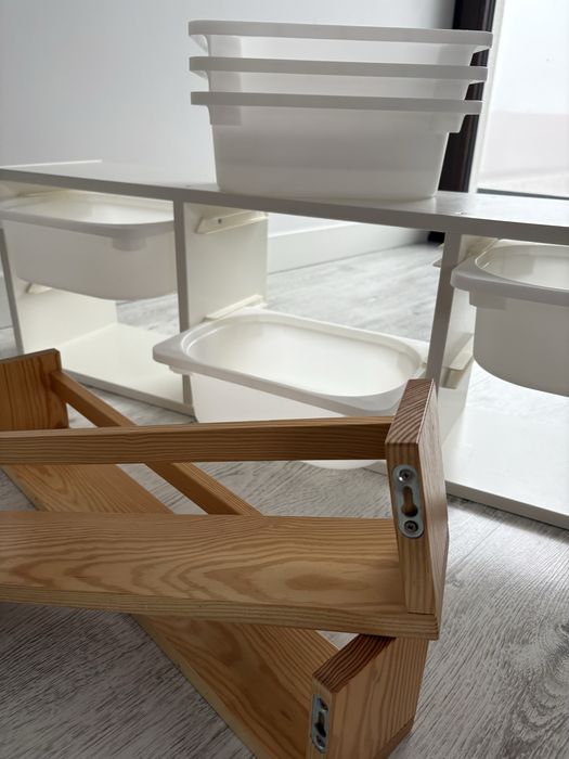 Półka na ściane z pojemnikami plus dwie półki na książki