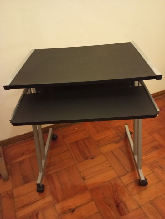 Mesa/secretária com rodas