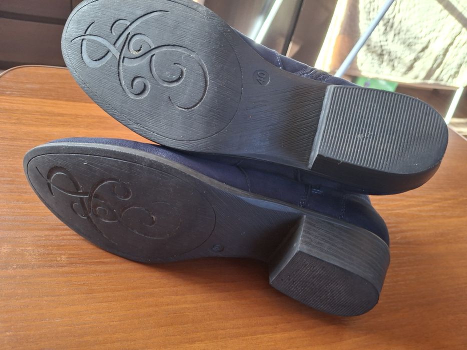 Buty granatowe z zamszu.