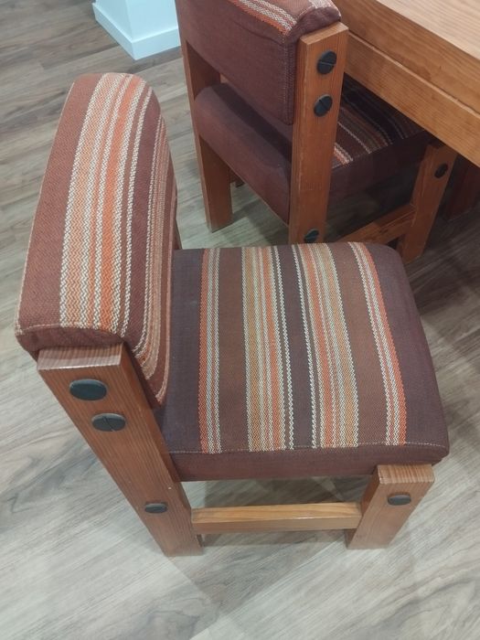 Conjunto de mesa e 6 cadeiras