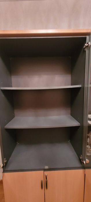 Estante com portas de vidro - oportunidade