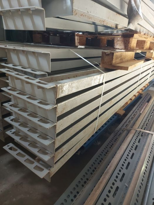 lote de estantes usadas para desocupar