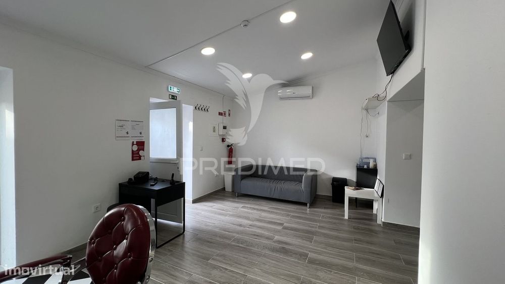 Moradia T1 com Espaço Comercial Remodelado em Albernoa