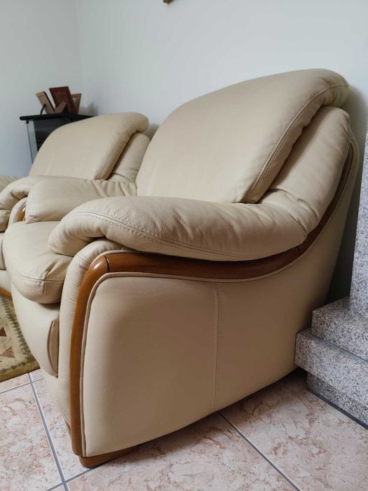 Conjunto de Sofás em Pele Bege – Como Novos  – Viseu