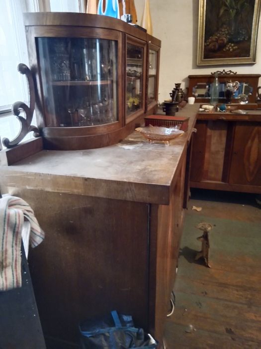 Stary kredens z pomocnikiem