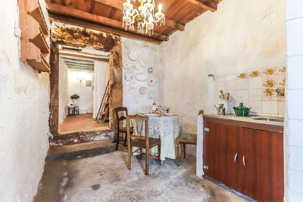 Duas casas no Alto Alentejo | 146m² | 49.000€ I Sem espaço exterior | Potencial investimento