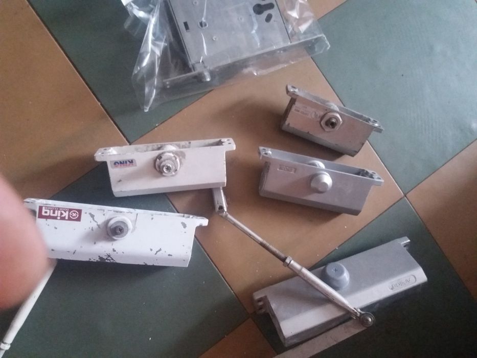 Доводчики для двирей и замо для брон рованих дверей ..оплата на карту.