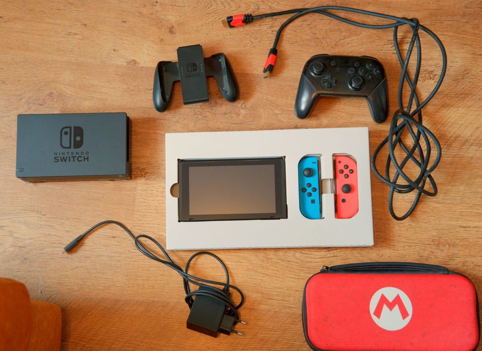 Konsola Nintendo Switch + karta microSD 128GB + Pro kontroler + Etui