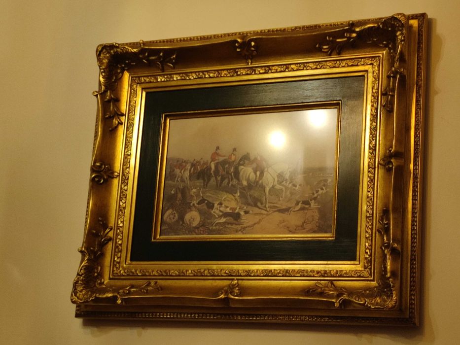 Quadro moldura em folha de ouro passpartput verde gravura de caçada.