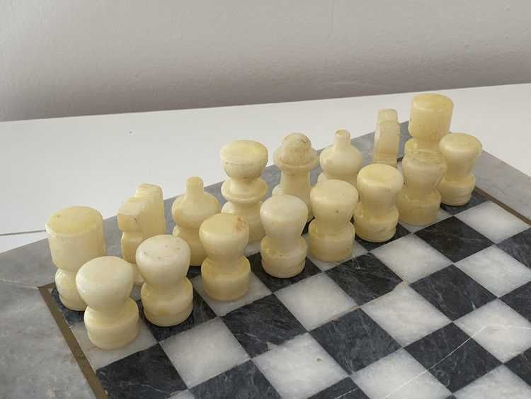 Jogo de Xadrez Artesanal em (Pedra Sabão / Alabastro) com Tabuleiro em Mármore e Latão - completo