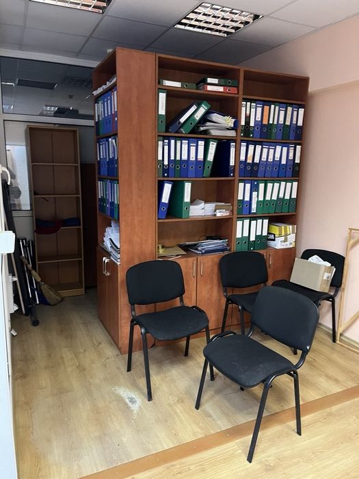 Офісні меблі стільці шафи