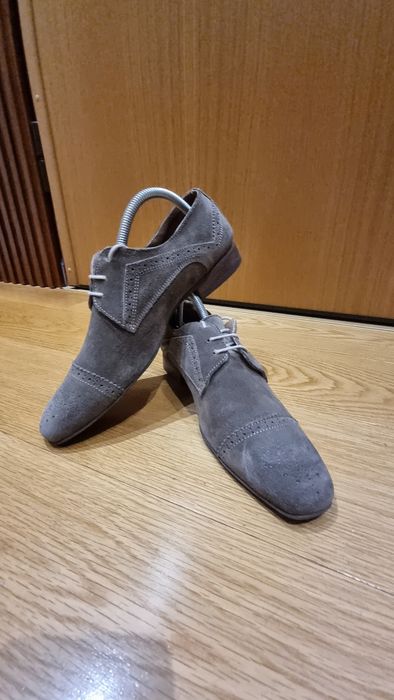Sapatos em camurça