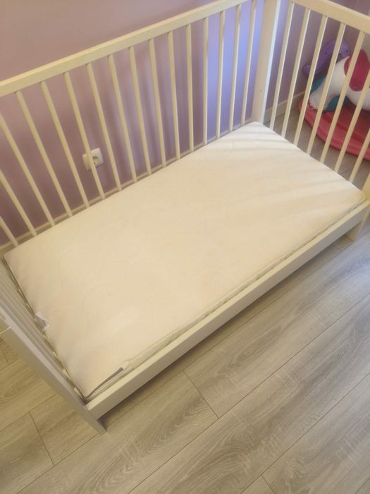 Berço ou cama de bebé com proteção, colchão edredom e roupa de cama