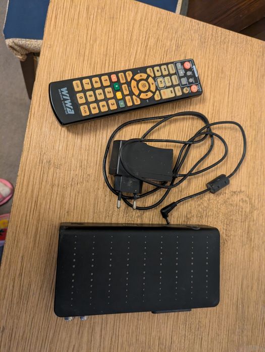 Dekoder DVB-T 1 z pilotem i kablem zasilającym