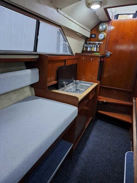 Łódź motorowa kabinowa