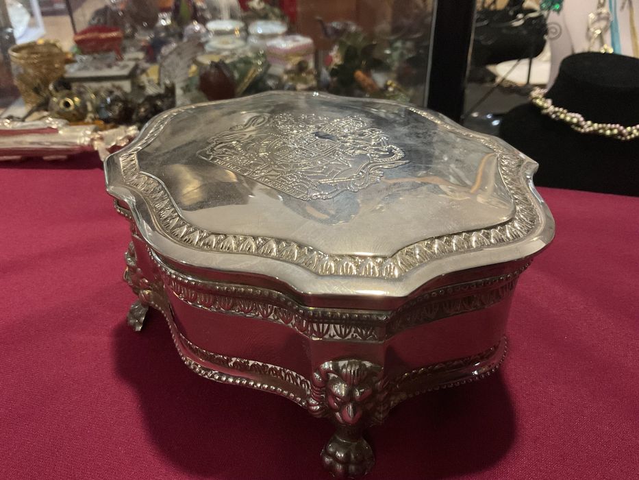 Caixa de joias em metal com pés forrada veludo .16x7,5 cm