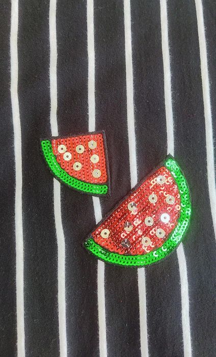 Стильна футболка в смужку з яскравим акцентом