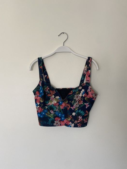 Top floral com decote em coração
