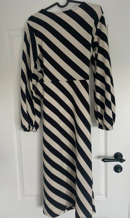 Sukienka w paski zakładana H&M,  rozmiar xs