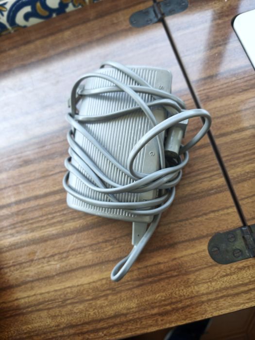 Máquina de costura Singer com móvel incluído