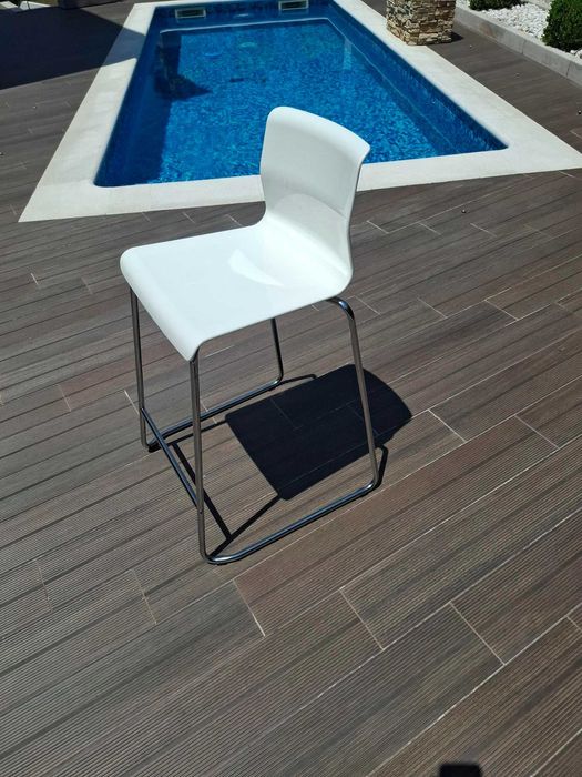 Cadeiras. Altas, brancas, pés cromados. Disponíveis 4.