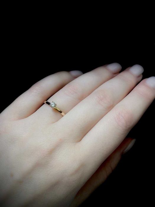 Золотое кольцо с бриллиантом/Золота каблучка з діамантом
