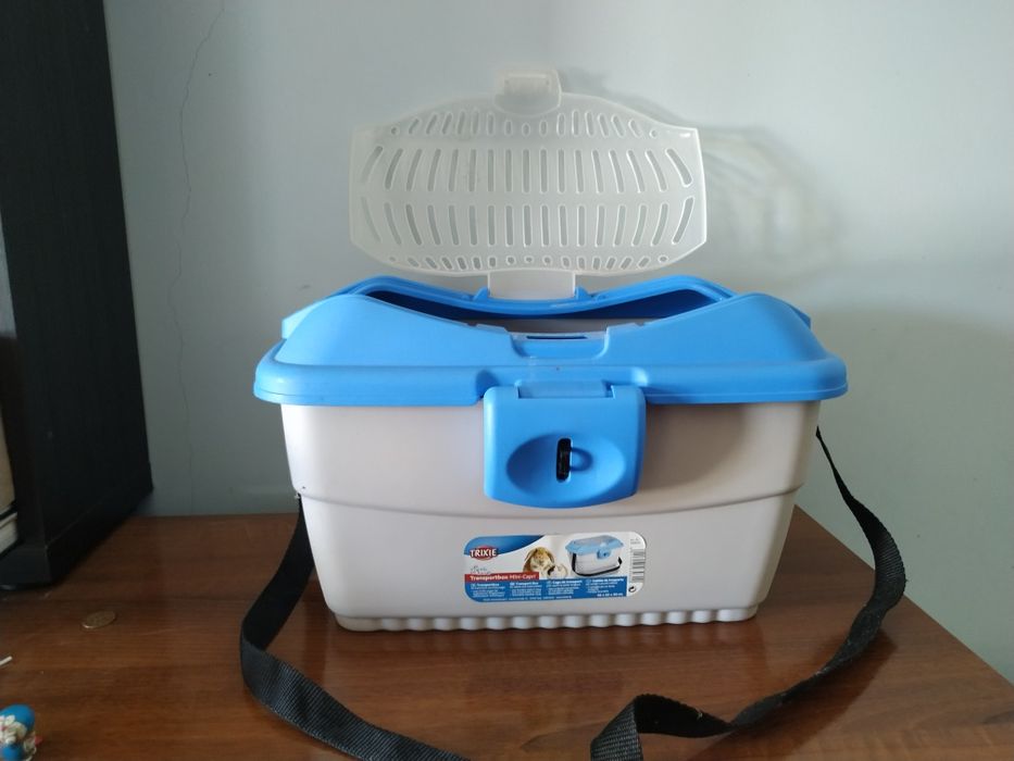 Caixa de transporte de animais de pequeno porte.