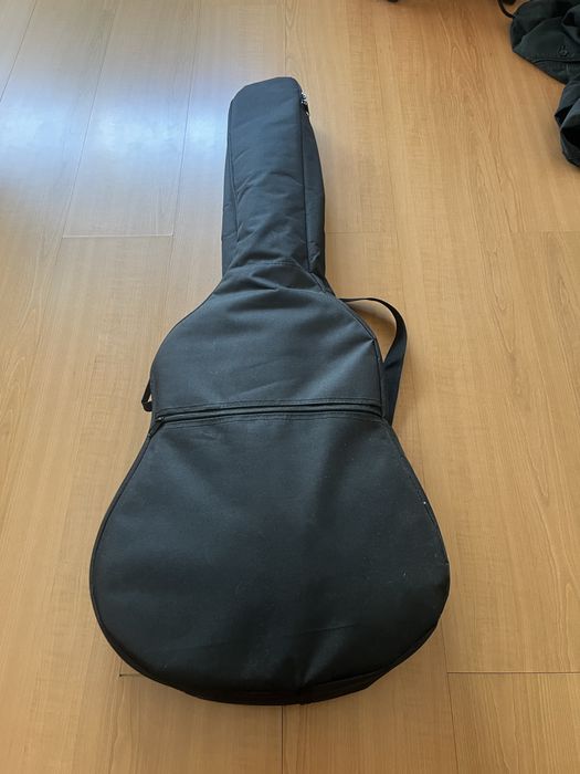 Guitarra com varios acessorios