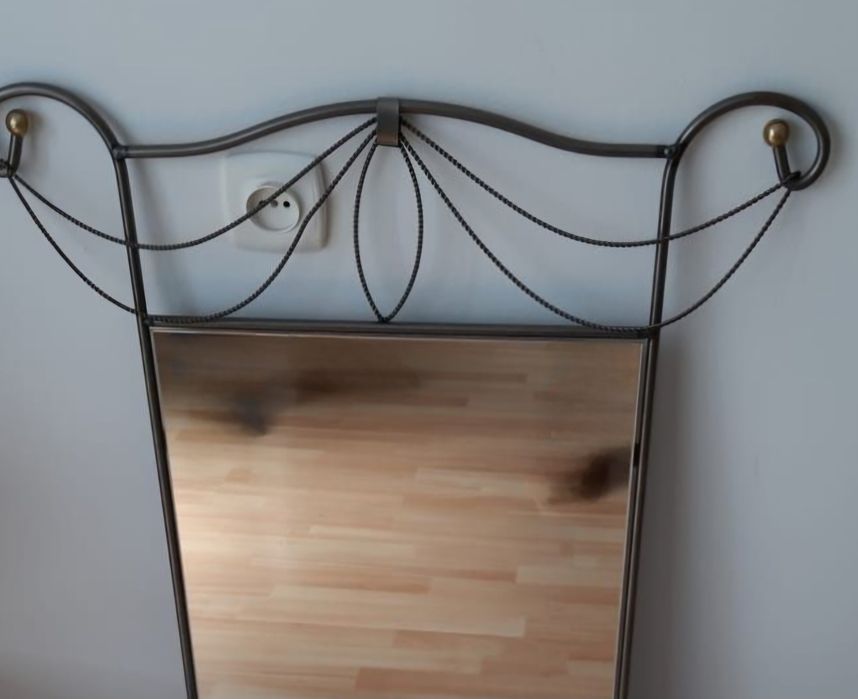 Lustro w ramie metalowej z półką metalopastyka