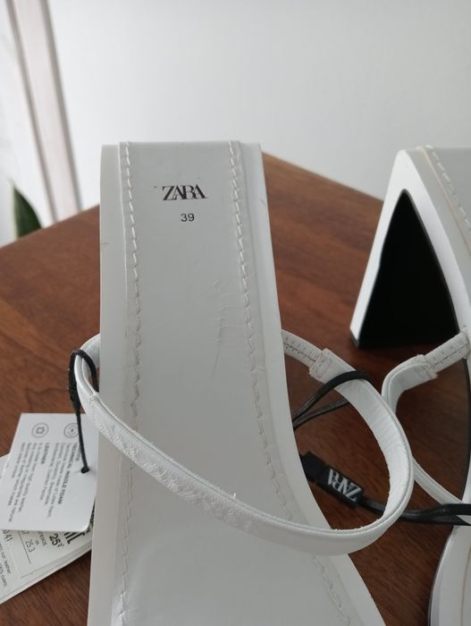 Stylowe niepowtarzalne skórzane klapki Zara białe r.39