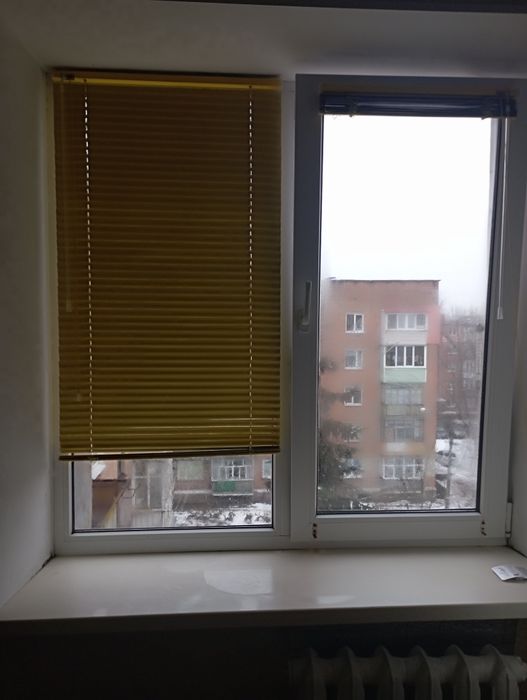 Продам вікно б/в + москітна сітка і жалюзі в подарунок
