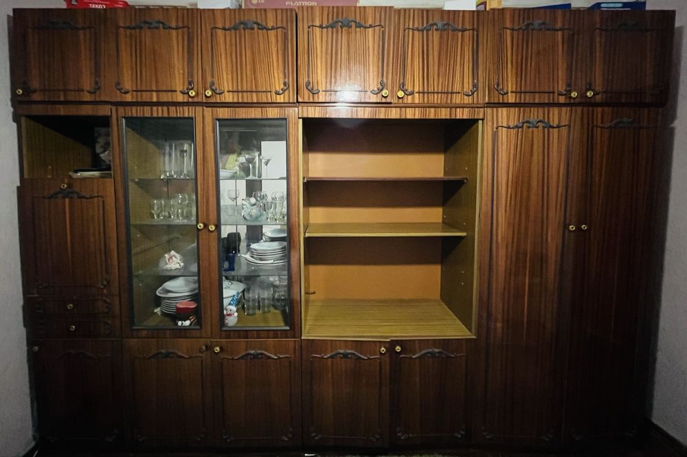 Вітальна стінка з полірованого дерева.