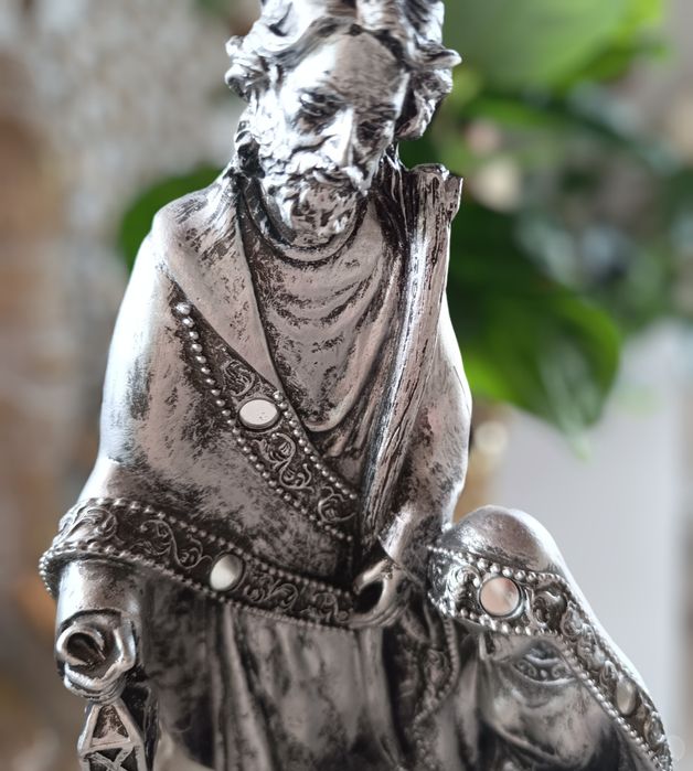 Estatueta de Sagrada Família prateada,  feita em marfinite .
