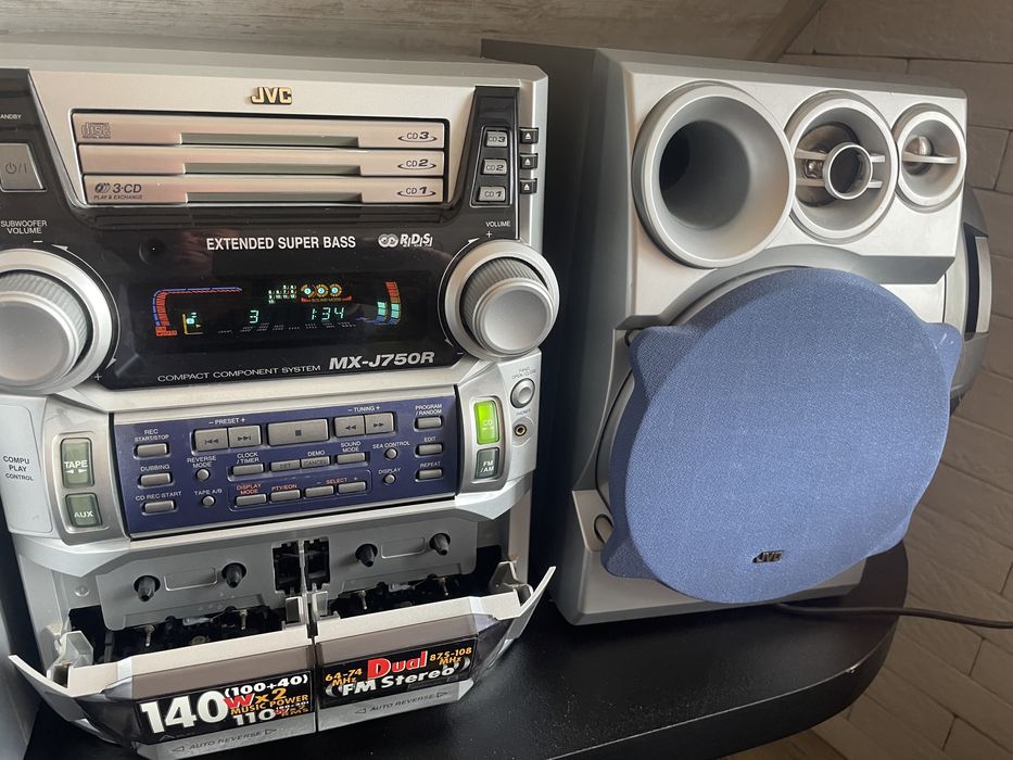 Продам музыкальный центр JVC в рабочем состоянии