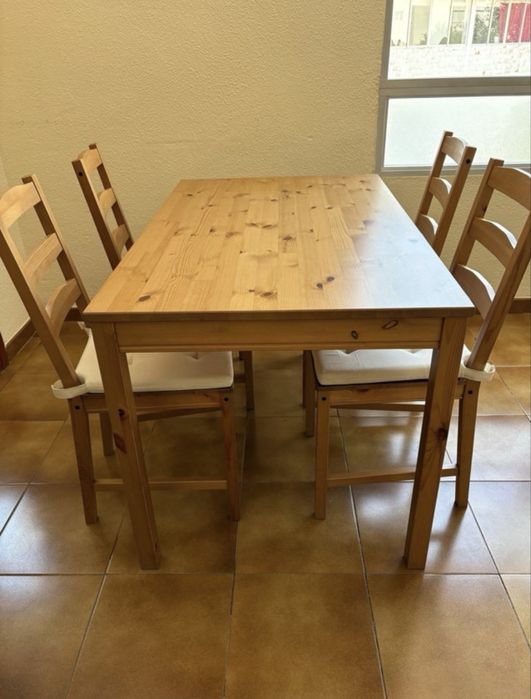 Mesa com cadeiras