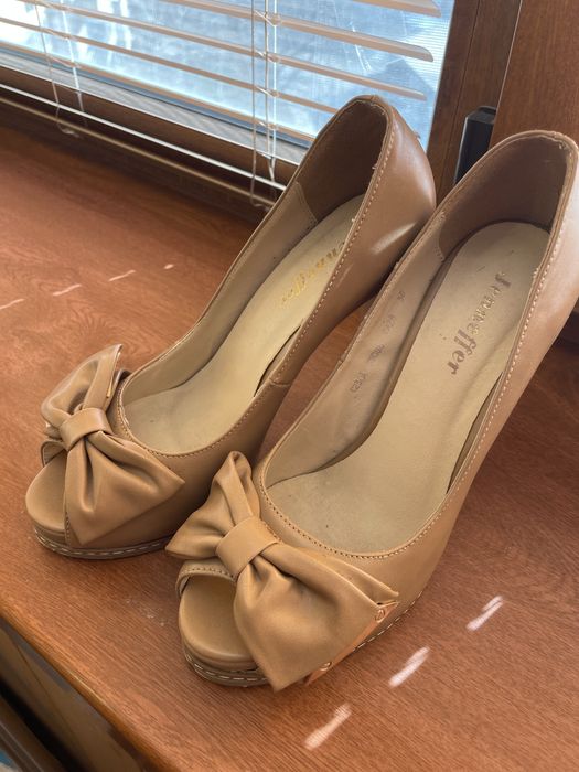 Босоніжки (туфлі) жіночі