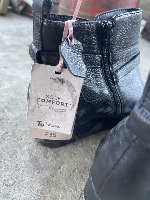 чёрные кожаные ботильоны относятся к коллекции Sole Comfort от бренда